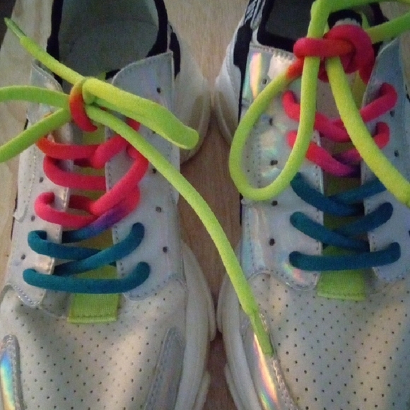 Steve Madden Kids Sneakers with Neon Accents - Picture 4 of 10